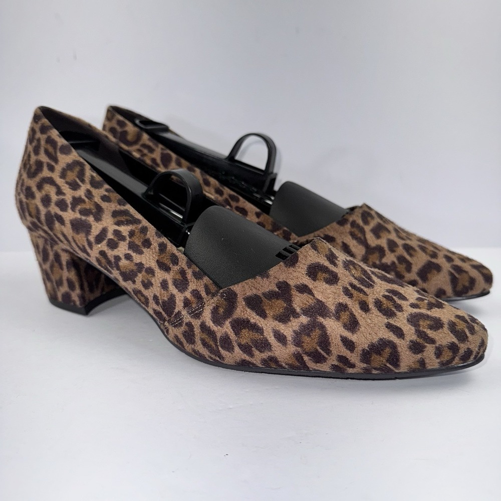 Easy Street Women's Leopard Print 2" Heel Slide On Pumps Size 8WW.